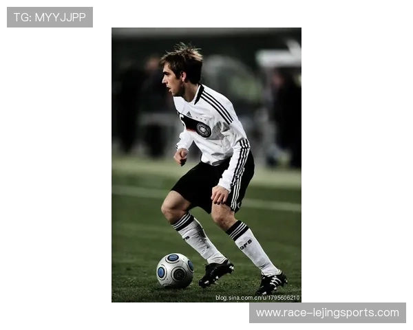 银发足球传奇：从年轻天才到成熟巨星的跨越与风采